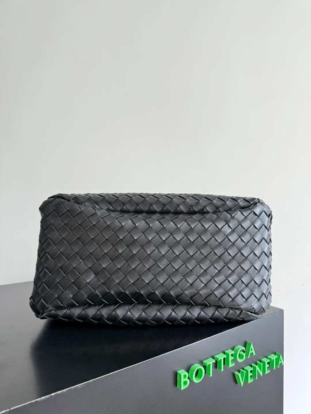 Batch 2760 new products are coming! BOTTEGA VENETA Bottega Veneta's 2025 new Campana shoulder bag is on the market~ First of all, I would like to praise the weight of this bag. As a not too small bag, it is very light for daily use. For people like me who need to carry a lot of belongings when going out, this advantage is great, and it greatly reduces the burden of traveling. 🛍️The shape is a bit like a combination of parachute and jodie. The blunt triangle shape is cute and honest. Carrying it on your back when going shopping is a good mood accelerator. The handles and body of the bag are both classic weaves. A tie is added to the original open design. If it is not tied up, the bag will look like a small vegetable basket when carried. Style number: 844250 Size: 39*24*18.5cm